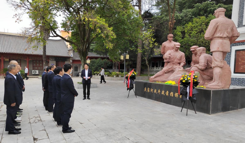 农发行丹凤县支行开展清明节烈士陵园祭扫暨主题党日活动